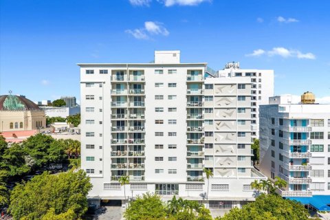 Condo in Miami Beach, Florida, 1 bedroom  № 1871825 - photo 1