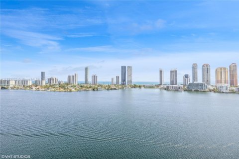 Купить кондоминиум в Авентура, Флорида 7 комнат, 274.62м2, № 1705500 - фото 1