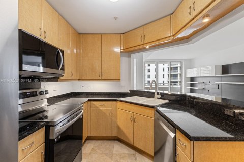Condo in Miami, Florida, 1 bedroom  № 2005061 - photo 11