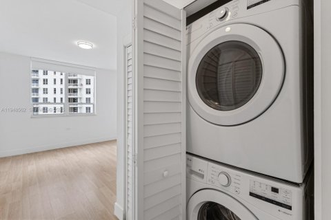 Condo in Miami, Florida, 1 bedroom  № 2005061 - photo 15