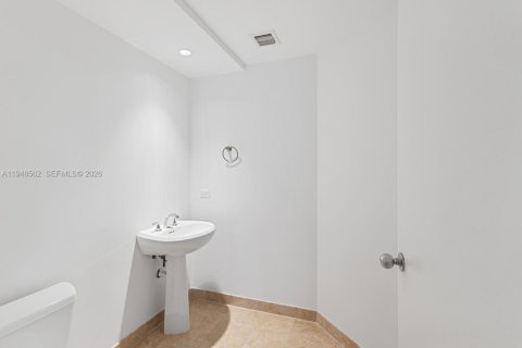 Condo in Miami, Florida, 1 bedroom  № 2005061 - photo 9