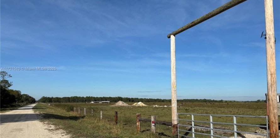 Commercial property in Clewiston, Florida № 1985413