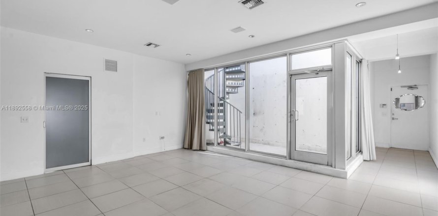 Кондоминиум с 2 спальнями в Майами, Флорида № 1945338