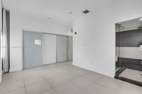 Снять в аренду кондоминиум в Майами, Флорида 2 спальни, 77.85м2, № 1945338 - фото 7