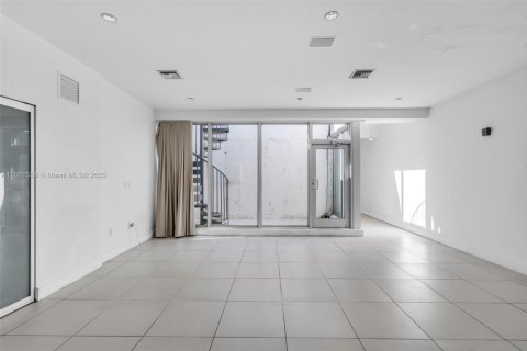 Снять в аренду кондоминиум в Майами, Флорида 2 спальни, 77.85м2, № 1945338 - фото 2