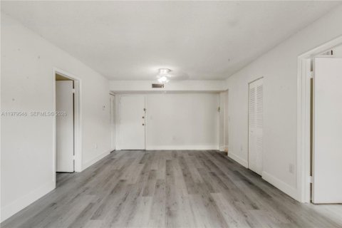 Купить кондоминиум в Майами, Флорида 2 спальни, 72.65м2, № 2046124 - фото 5