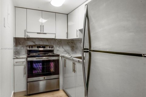 Купить кондоминиум в Майами, Флорида 2 спальни, 72.65м2, № 2046124 - фото 2
