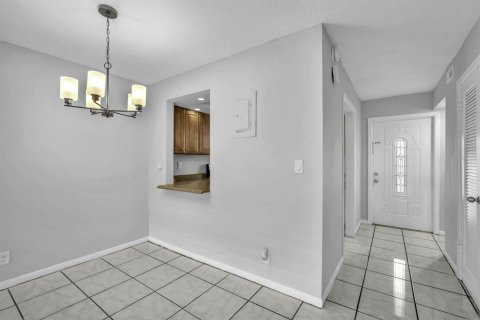 Condo in Lighthouse Point, Florida, 1 bedroom  № 2250319 - photo 9