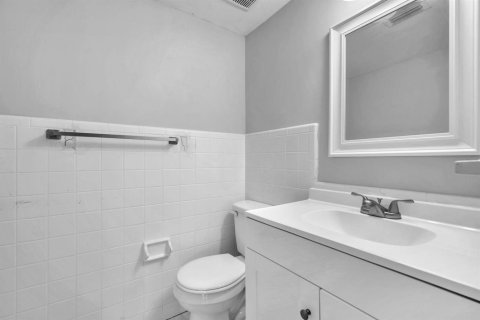 Condo in Lighthouse Point, Florida, 1 bedroom  № 2250319 - photo 17