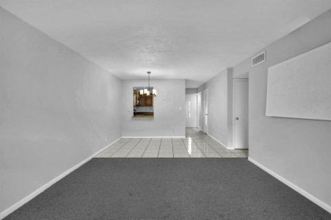 Condo in Lighthouse Point, Florida, 1 bedroom  № 2250319 - photo 13