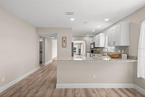 Condo in Cape Coral, Florida, 3 bedrooms  № 2396189 - photo 8