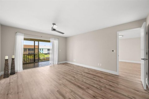 Condo in Cape Coral, Florida, 3 bedrooms  № 2396189 - photo 23