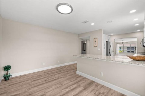 Condo in Cape Coral, Florida, 3 bedrooms  № 2396189 - photo 10