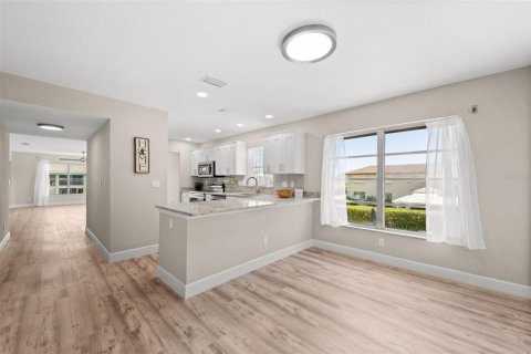 Condo in Cape Coral, Florida, 3 bedrooms  № 2396189 - photo 9
