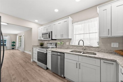 Condo in Cape Coral, Florida, 3 bedrooms  № 2396189 - photo 13