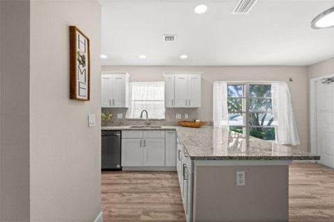 Condo in Cape Coral, Florida, 3 bedrooms  № 2396189 - photo 11