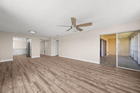 Condo in Cape Coral, Florida, 3 bedrooms  № 2396189 - photo 19