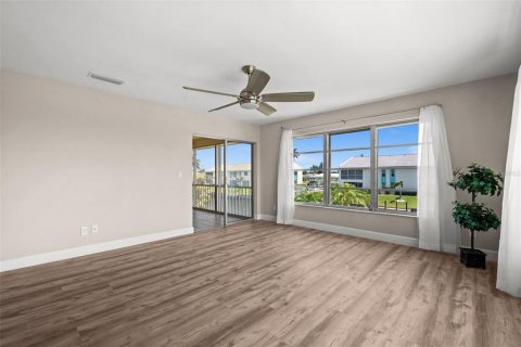 Condo in Cape Coral, Florida, 3 bedrooms  № 2396189 - photo 18