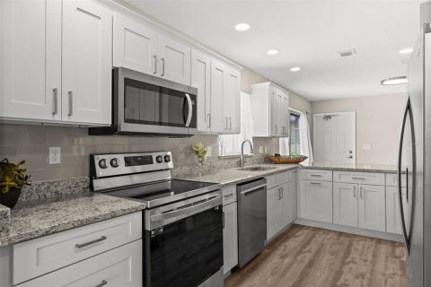 Condo in Cape Coral, Florida, 3 bedrooms  № 2396189 - photo 14