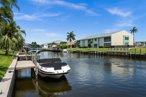 Condo in Cape Coral, Florida, 3 bedrooms  № 2396189 - photo 6