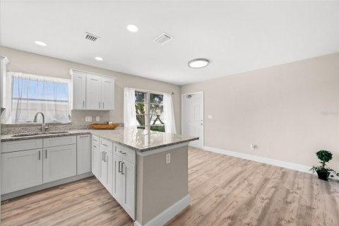 Condo in Cape Coral, Florida, 3 bedrooms  № 2396189 - photo 12