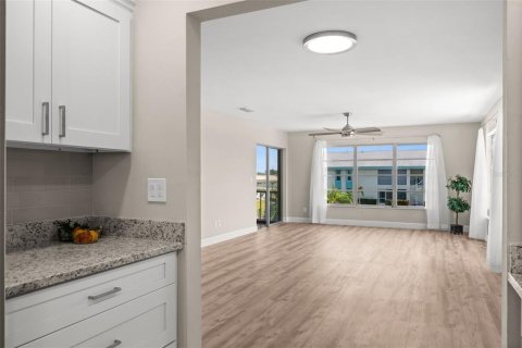 Condo in Cape Coral, Florida, 3 bedrooms  № 2396189 - photo 16