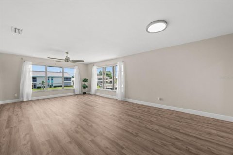 Condo in Cape Coral, Florida, 3 bedrooms  № 2396189 - photo 21