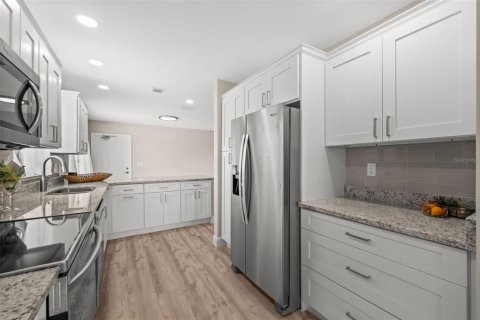 Condo in Cape Coral, Florida, 3 bedrooms  № 2396189 - photo 15