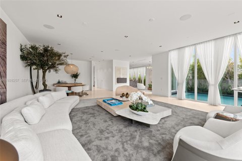House in Miami Beach, Florida 4 bedrooms, 395.48 sq.m. № 1988381 - photo 15