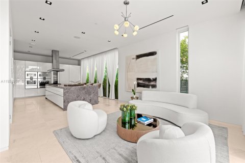 House in Miami Beach, Florida 4 bedrooms, 395.48 sq.m. № 1988381 - photo 20