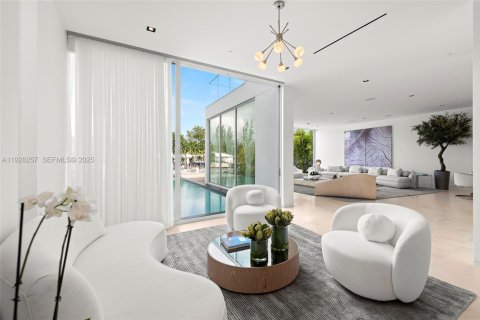 House in Miami Beach, Florida 4 bedrooms, 395.48 sq.m. № 1988381 - photo 19