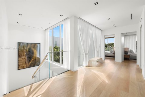 House in Miami Beach, Florida 4 bedrooms, 395.48 sq.m. № 1988381 - photo 29