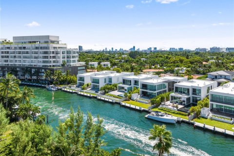 House in Miami Beach, Florida 4 bedrooms, 395.48 sq.m. № 1988381