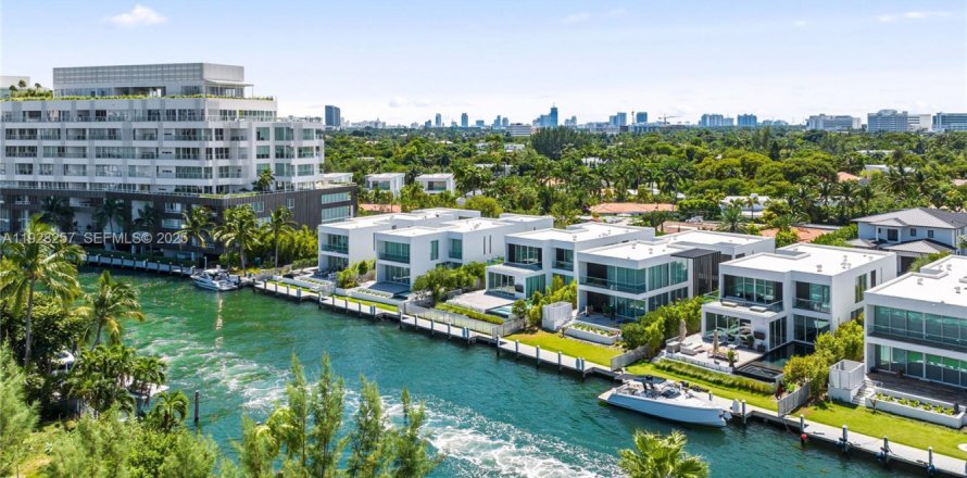 House in Miami Beach, Florida 4 bedrooms, 395.48 sq.m. № 1988381