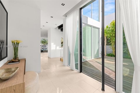 House in Miami Beach, Florida 4 bedrooms, 395.48 sq.m. № 1988381 - photo 8