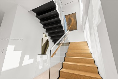 House in Miami Beach, Florida 4 bedrooms, 395.48 sq.m. № 1988381 - photo 9