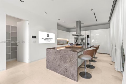 House in Miami Beach, Florida 4 bedrooms, 395.48 sq.m. № 1988381 - photo 21