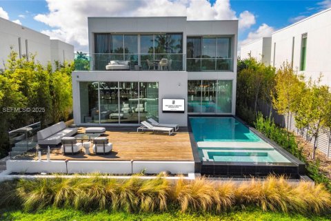 House in Miami Beach, Florida 4 bedrooms, 395.48 sq.m. № 1988381 - photo 4