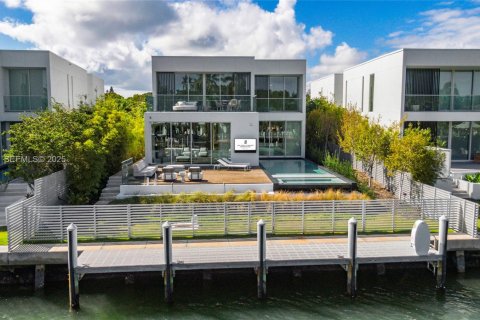 House in Miami Beach, Florida 4 bedrooms, 395.48 sq.m. № 1988381 - photo 5