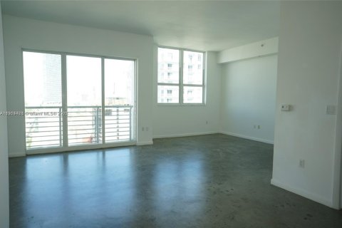 Condominio en alquiler en Miami, Florida, 1 dormitorio, 60.48 m2 № 1970009 - foto 1