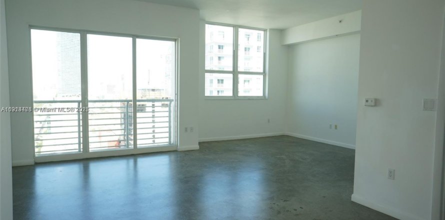 Condominio en Miami, Florida, 1 dormitorio  № 1970009