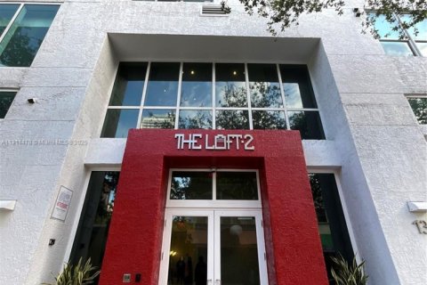 Condominio en alquiler en Miami, Florida, 1 dormitorio, 60.48 m2 № 1970009 - foto 3