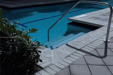 Condominio en alquiler en Miami, Florida, 1 dormitorio, 60.48 m2 № 1970009 - foto 12