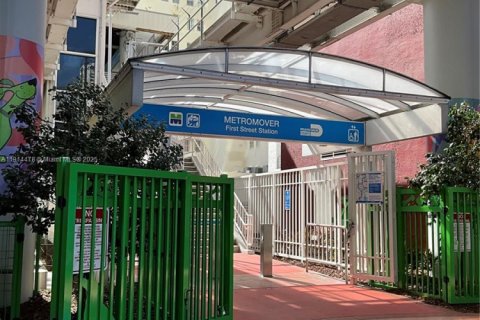 Condominio en alquiler en Miami, Florida, 1 dormitorio, 60.48 m2 № 1970009 - foto 7