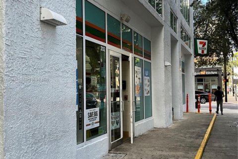 Condominio en alquiler en Miami, Florida, 1 dormitorio, 60.48 m2 № 1970009 - foto 5