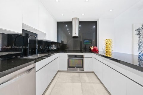 Купить кондоминиум в Ки-Бискейн, Флорида 2 спальни, 142.23м2, № 2055818 - фото 3