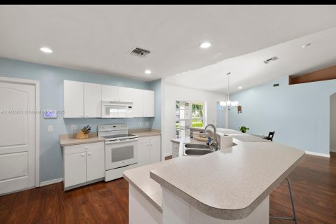 House in Lehigh Acres, Florida 3 bedrooms, 131.74 sq.m. № 1953750 - photo 8