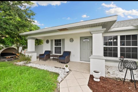 House in Lehigh Acres, Florida 3 bedrooms, 131.74 sq.m. № 1953750 - photo 2