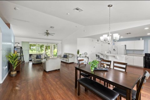 House in Lehigh Acres, Florida 3 bedrooms, 131.74 sq.m. № 1953750 - photo 6
