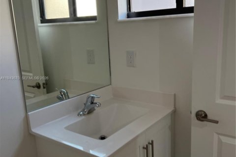 Снять в аренду таунхаус в Майами, Флорида 3 спальни, 122.63м2, № 2002389 - фото 14